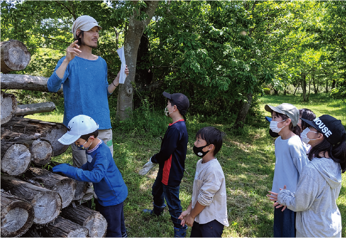 森に触れる子供たち