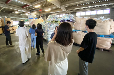 日本一ゴミの出ない大学プロジェクト（通称“ゴミプロ”）」 　プラスチックリサイクルの産学連携プロジェクト「MUP」に参画 　学内にPETボトルキャップ回収BOXを設置